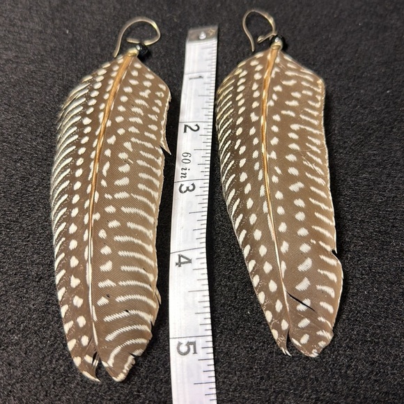 🪶Brownie black and ivory 5.5” long FEATHER EARRINGS. Ivory colored zebra stripe - Picture 3 of 8